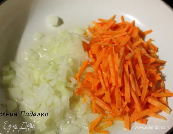 Морковь нарезать соломкой, лук мелкими кубиками, обжарить на масле до слегка золотистого цвета.