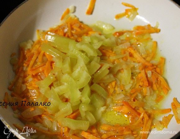 Перец нарезать соломкой, и добавить к овощам. Обжаривать все вместе 3 минуты.