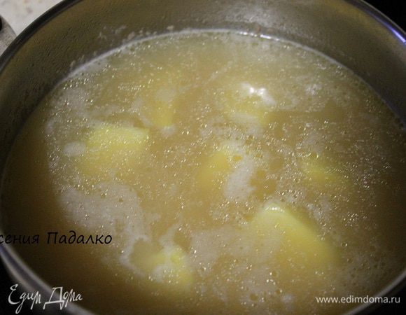 Когда горох будет почти готов, добавить в кастрюлю картофель. Варить до готовности картофеля. Потом содержимое кастрюли потолочь толкушкой для пюре.