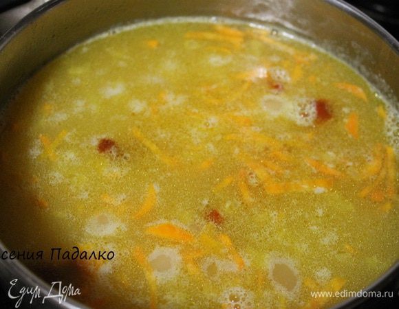 Копченые куриные крылышки в количестве 3 шт. разрезать по суставам и положить в кастрюлю. Туда же добавляем обжаренные овощи и варим 10 минут.