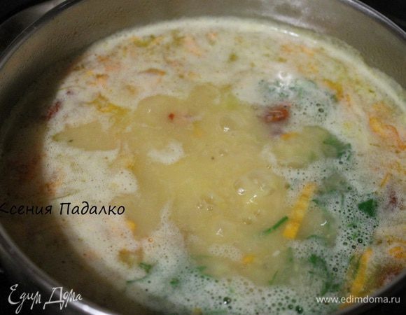 В конце добавляем петрушку и мелко рубленный чеснок. Накрываем крышкой и выключаем огонь. Даем постоять 15 минут. Приятного аппетита.