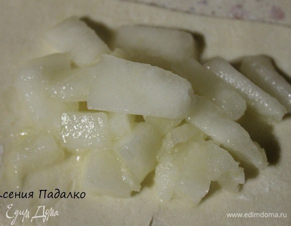 Сверху сыра 2 ч.л. дыни нарезанной кубиками. Накрывем второй половинкой теста и хорошо защипываем края.