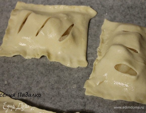 Выкладываем на противень застеленный пергаментом и смазанный маслом. Сверху слойки смазать яйцом. 