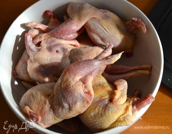 Духовку разогреть до 180 С.
Подготовить перепелок... Обсмалить слегка (при необходимости). Отложить в сторону. 