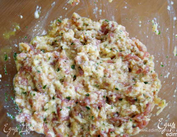 Тем временем приготовить начинку. Хлеб замочить в молоке. В миске смешать вымоченный хлеб, тертый сыр Пармезан, измельченную ветчину. Добавить яйцо и мелко рубленную зелень (у меня петрушка). Посолить и поперчить по вкусу. Все как следует перемешать!  