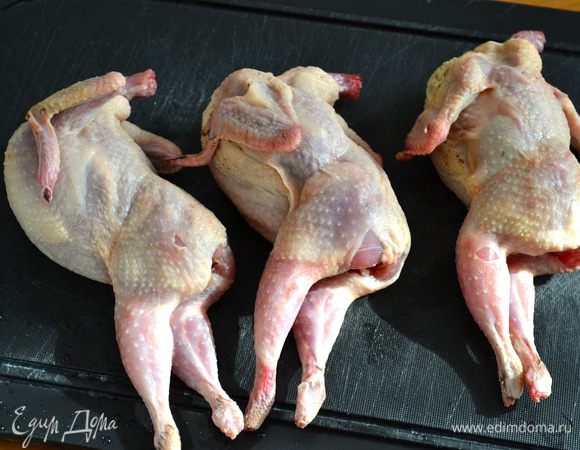 Нафаршировать каждую перепелку небольшим количеством начинки. 