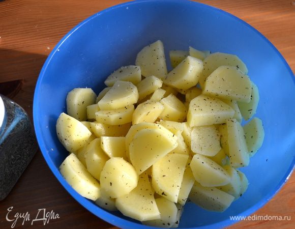 Картофель очистить и нарезать дольками. Посолить и добавить смесь прованских трав. 