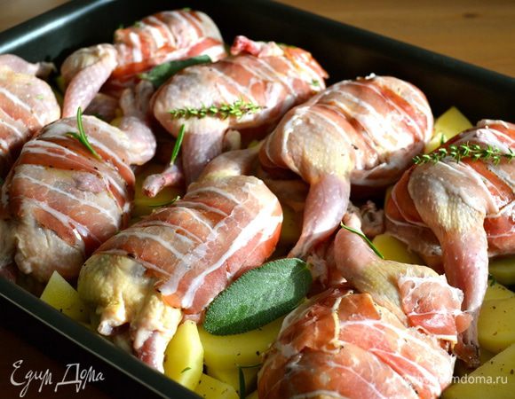 Выложить картофель в глубокий противень для запекания, предварительно сбрызнув его оливковым маслом. Сверху выложить перепелок. Можно добавить свежие листики шалфея и тимьяна! 