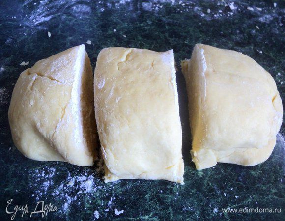 Яйца взбить с сахаром, добавить размягченный маргарин и муку, смешанную с разрыхлителем теста. Замесить тесто, скатать в валик и разделить на 3 части.