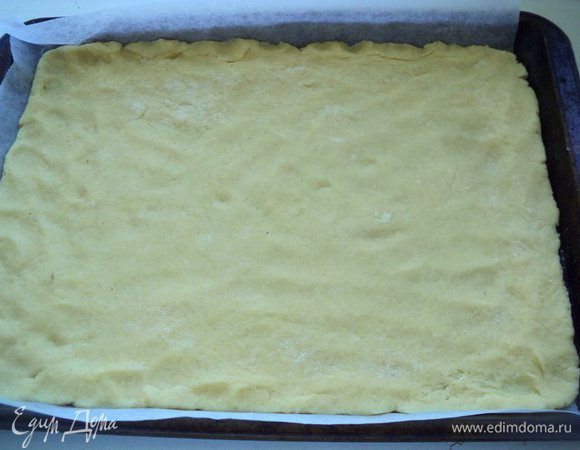 Противень ( 23х35см) накрыть бумагой для выпечки, присыпать слегка мукой. Тесто раскатать в пласт толщиной 5мм и выложить на противень.

