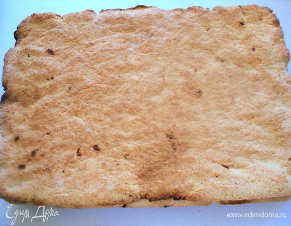 Выпекать при температуре 250 градусов 10-15 минут до золотистого цвета. Так испечь три пласта.