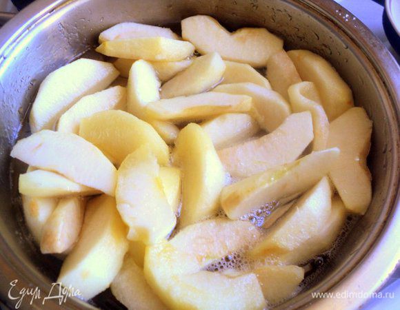 Яблоки почистить от кожицы и семян, нарезать кусочками. Яблоки поместить в сотейник, добавить сахар и проварить до мягкости. Затем яблоки измельчить блендером в пюре и охладить.