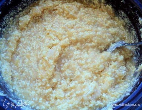 В яблочную массу добавить густую сметану и размягченное сливочное масло, взбить миксером.