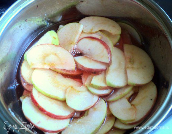 От себя я еще украсила пляцок розочками из яблок. Для украшения яблоки разрезать на четвертинки, удалить семена и нарезать тонкими пластинками. Проварить пластинки яблок в сахарном сиропе 1-2 минуты до мягкости (но не переварить). Затем пластинки вынуть из сиропа  и свернуть из них розочки. В сироп можно по желанию добавить капельку красного пищевого красителя, тогда розочки будут нежного розового цвета.