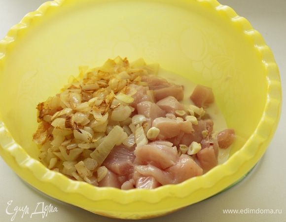 Лук нарезать и обжарить на подсолнечном масле до готовности. Куриное филе нарезать мелко, добавить к нему обжаренный лук, и нарезанный чеснок. Добавить сливки.