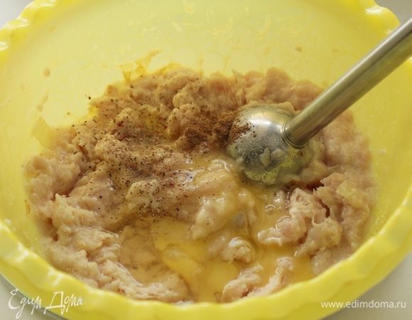 Всё измельчить блендером. Добавить яйцо, смесь перцев, соль, мускатный орех. Хорошо перемешать.