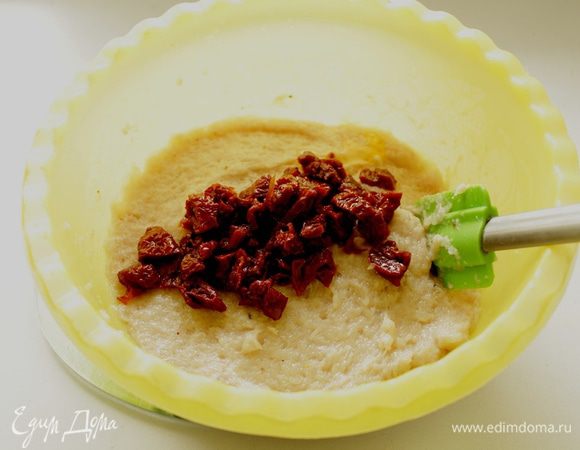 Вяленые помидоры нарезать на кусочки, добавить в фарш,перемешать