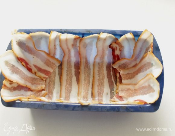 Форму выложить ломтиками бекона .
