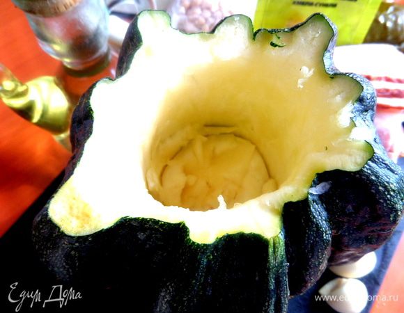 Начинаем ножом надрезать мякоть.