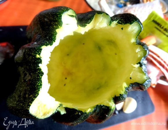 Острой ложкой вынимаем начинку.