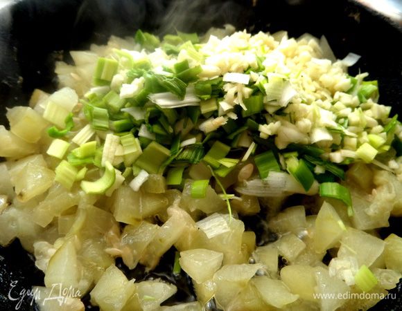 Сначала потушить огурцы,потом добавить лук,чеснок.