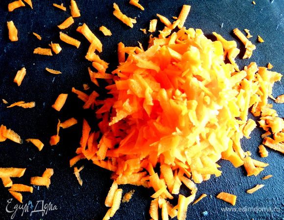 Морковь крупно натереть (я люблю побольше морковки!).