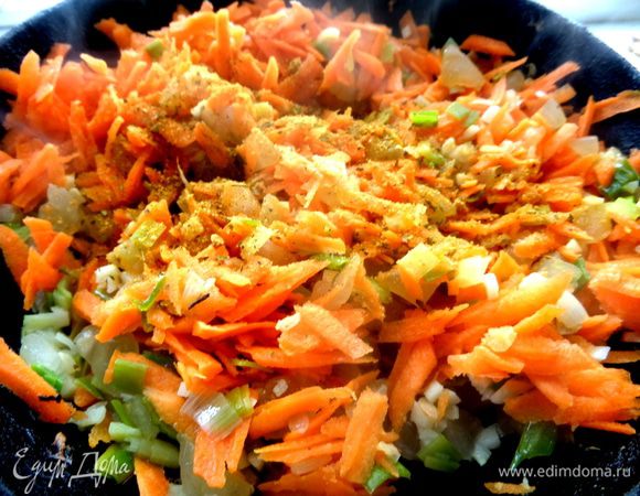 Отправить её в сковороду+приправы.