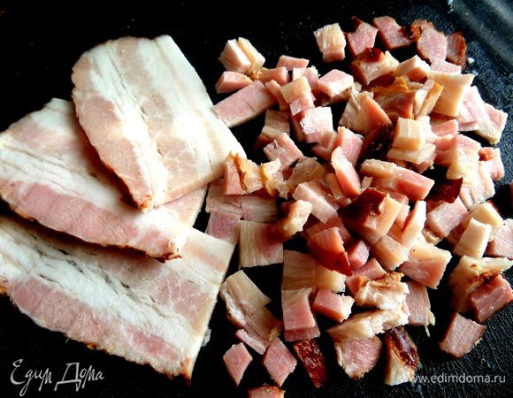Любое копчёное мясо (здесь жирок приветствуется!) нарезать кубиками.