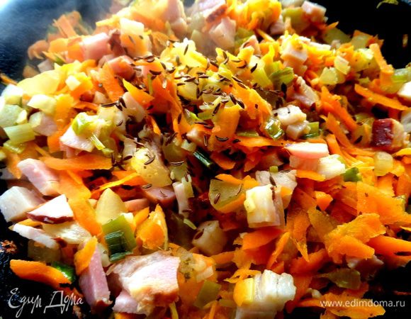 Высыпать в сковороду на огне+тмин.