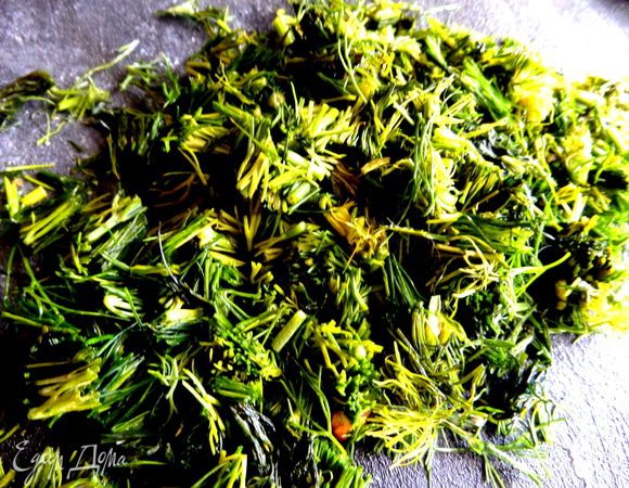 Укропа много нарезать или др. зелень.