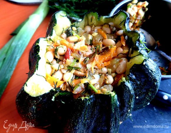 Плотно закладываем начинку в кабачок...