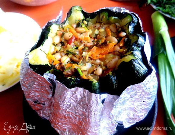 Оборачиваем фольгой кабачок.