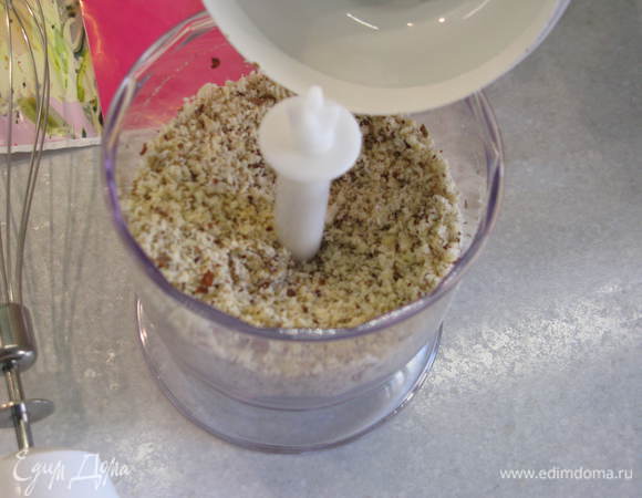 Орехи порубить.