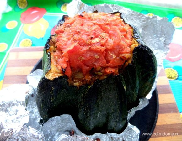 Для сохранения сочности я нарезала помидоры и прямо с соком прилепила кусочками наверх,так и запекала чуть больше часа при 200*. Когда зубочистка хорошо проходит в самой толстой стенке "бомбочки",тогда он готов!