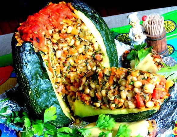 Приготовление начинки можно посмотреть вот здесь: http://www.edimdoma.ru/retsepty/68456-kabachkovaya-farshirovannaya-bomba