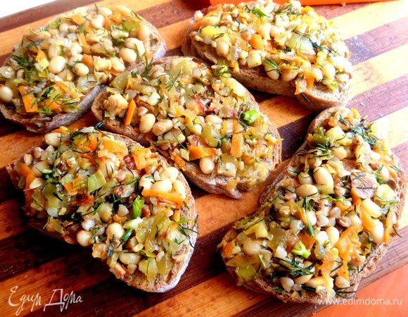 Итак намазываем остатками начинки наш хлебушек...