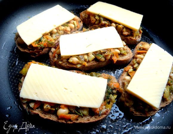 Сверху кладём по пластинке сыра и переносим в смазанную форму.