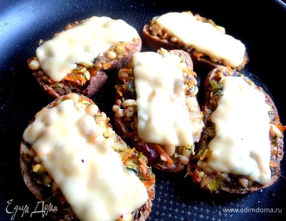 Запекаем в духовке,пока сыр не начнёт плавиться.