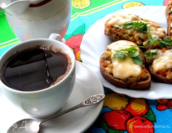 Быстренько завариваем кофеёк...и перекусываем в ожидании главного блюда!