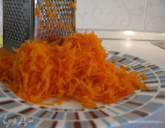 Морковь очистить и натереть на мелкой терке.
