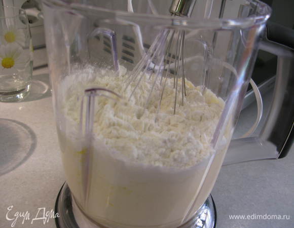 Взбить яйца с сахаром до белой пены. В яйца с сахаром добавить разрыхлитель, муку, орехи и морковь. Все тщательно перемешать.