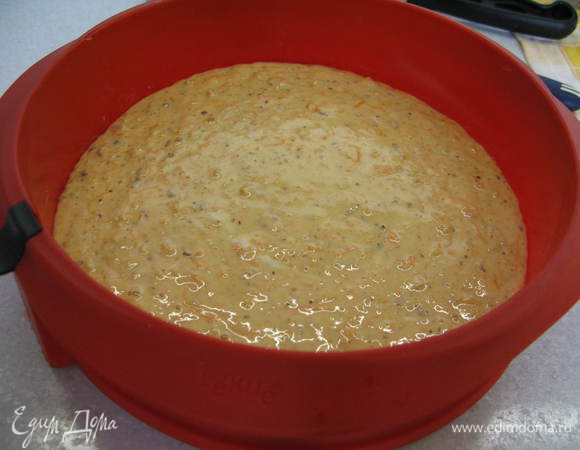 Тесто вылить в форму и поставить в разогретую до 180 градусов духовку. Выпекать 35-40 минут (проверить спичкой).