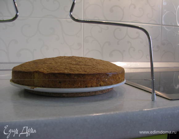 Корж остудить и разрезать пополам на 2 коржа.