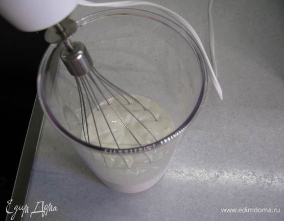 Сметану взбить с сахаром.
