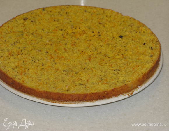 Половиной крема смазать нижний корж, накрыть вторым коржом и смазать оставшимся кремом.