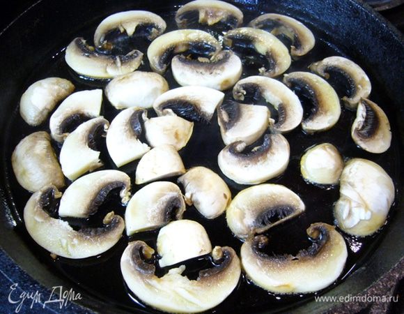 Шампиньоны очистить и промыть. Обсушить бумажным полотенцем. Нарезать на пластины и обжарить в один слой на половине оливкового масла с двух сторон. В конце обжаривания посолить.