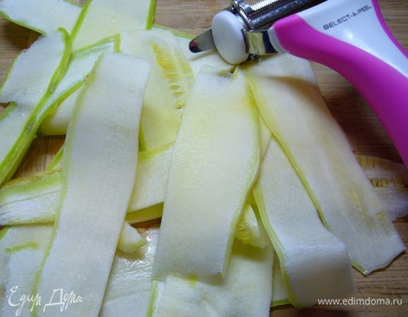 Цукини (кабачок) нарезать на длинные слайсы с помощью овощечистки. Салат вымыть, высушить.