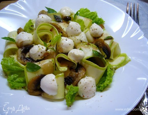 Шарики моцареллы разломить пополам. Теперь соединяем все ингредиенты, поливаем бальзамическим уксусом, оливковым маслом. Соли и -перчим. Сверху — листики базилика. И наслаждаемся легким вкусным салатом!