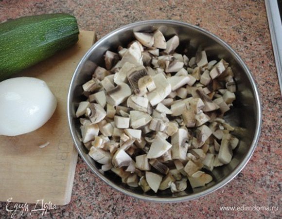 Грибы нарезать мелкими кубиками.