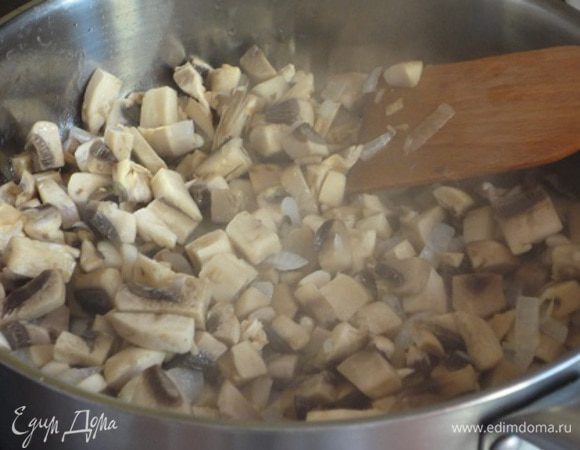 Лук нарезать кубиками и обжарить на растительном масле до прозрачности. Добавить грибы и жарит 3 минуты. Посолить, поперчить по вкусу.
